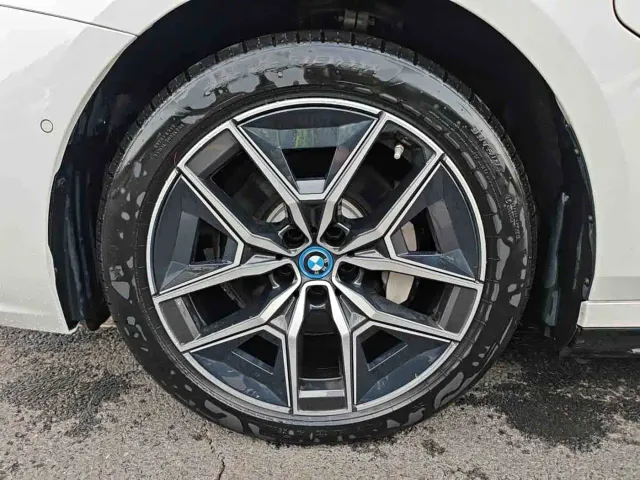 BMW i5 — Фото автомобиля 6