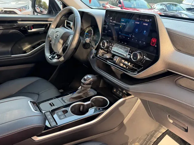 Toyota Highlander — Фото автомобиля 21