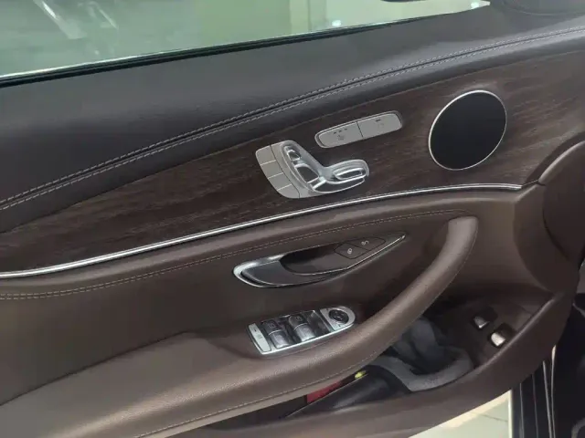 Mercedes-Benz E-Class — Фото автомобиля 4