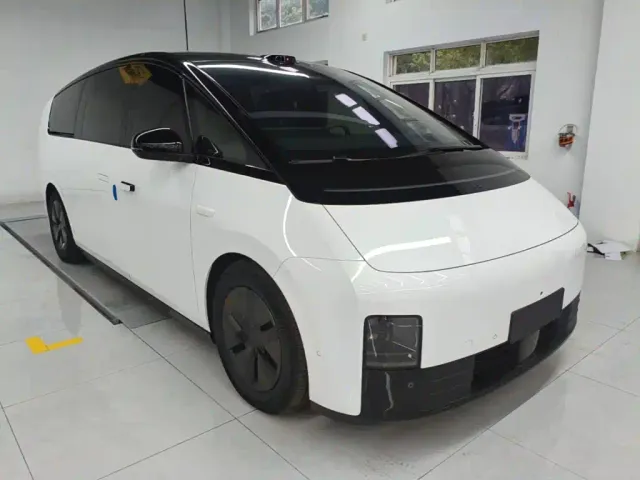 Li Auto MEGA — Фото автомобиля 3
