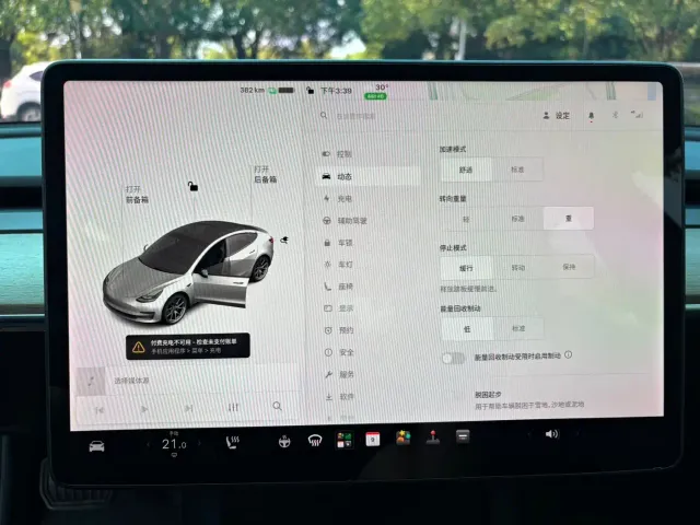 Tesla Model 3 — Фото автомобиля 11