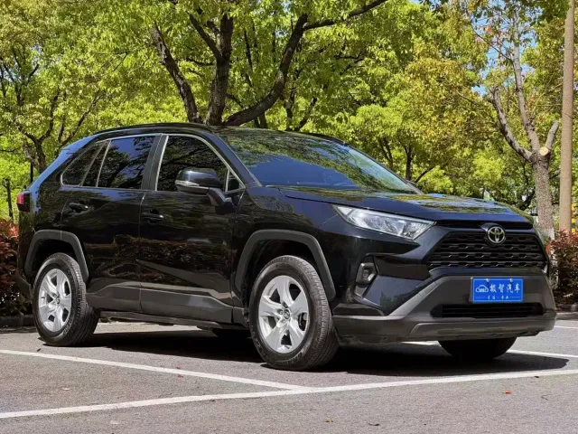 Toyota RAV4 — Фото автомобиля 3