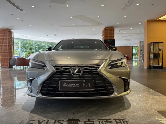 Lexus ES — Фото автомобиля 2