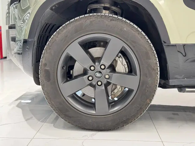Land Rover Defender — Фото автомобиля 4