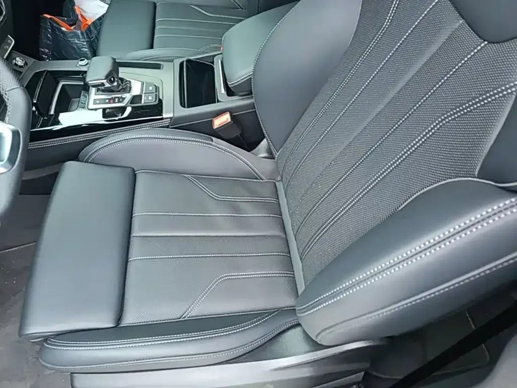Audi Audi Q5L 2025 45th Anniversary Edition 45 TFSI Luxury Sport — Фото автомобиля 14
