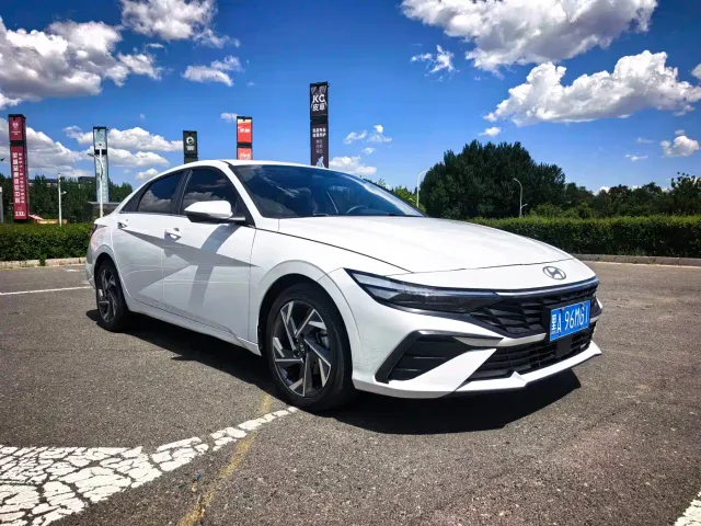 Hyundai Elantra — Фото автомобиля 3