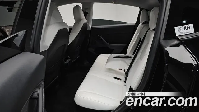 Tesla Model Y — Фото автомобиля 16