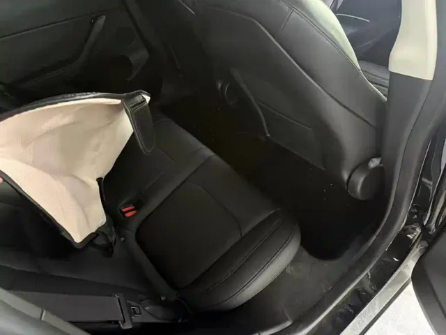 Tesla Model Y 2021 Standard Range Rear-Wheel Drive — Фото автомобиля 2