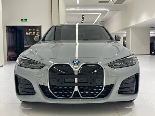 BMW i4 — Фото автомобиля 2