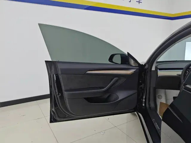 Tesla Model 3 — Фото автомобиля 7
