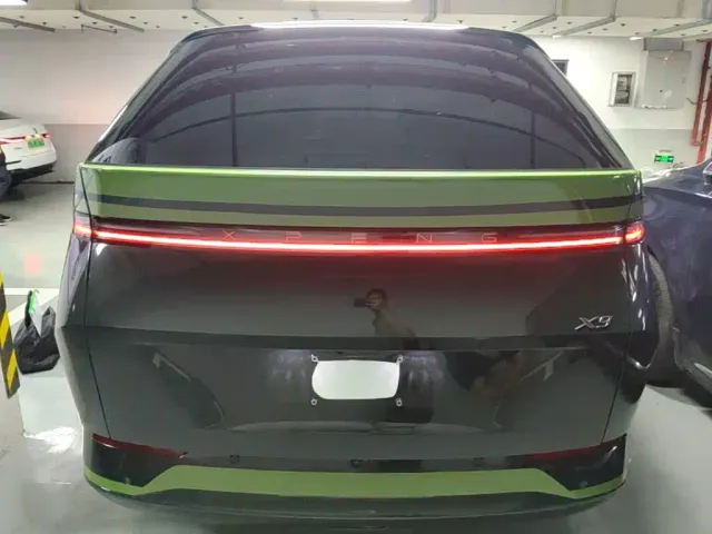 Xpeng X9 — Фото автомобиля 5