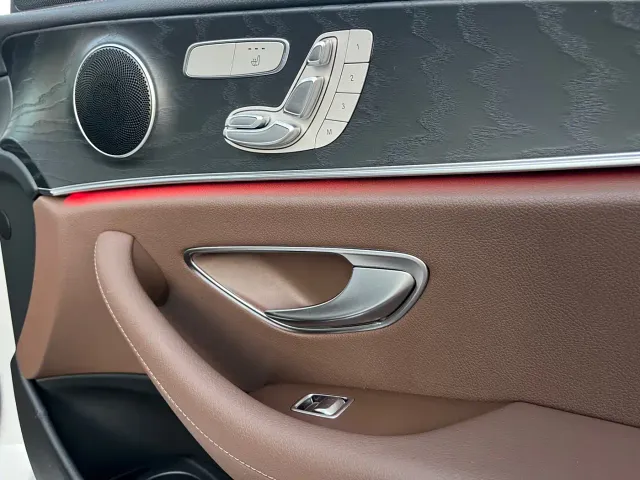 Mercedes-Benz E-Class — Фото автомобиля 12