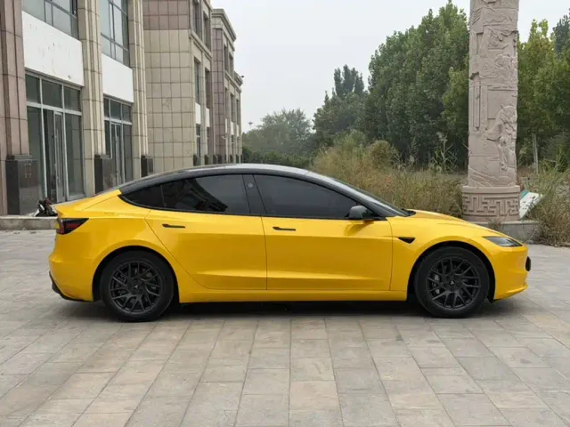 Tesla Model 3 — Фото автомобиля 10