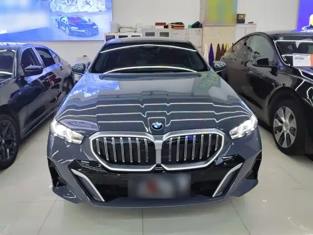 BMW 5 Series — Фото автомобиля 2