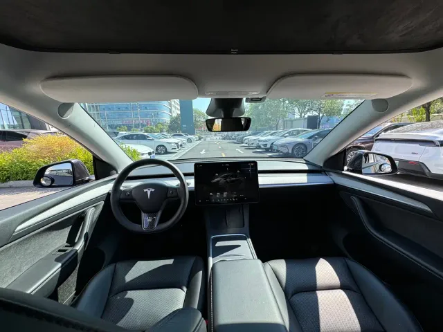 Tesla Model Y — Фото автомобиля 9