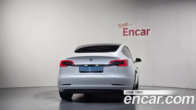 Tesla Model 3 — Фото автомобиля 4
