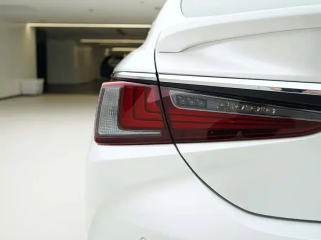 Lexus ES — Фото автомобиля 17