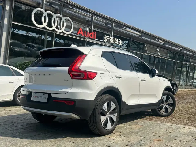 Volvo XC40 — Фото автомобиля 3