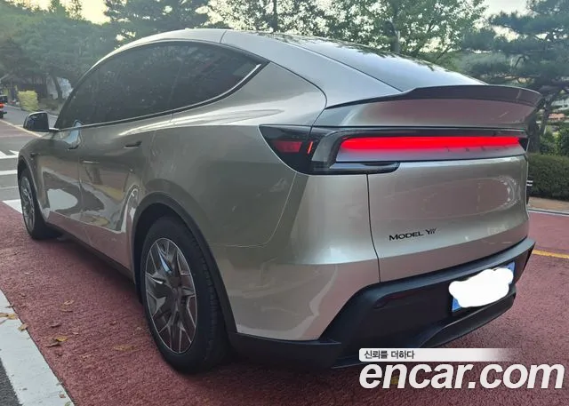 Tesla Model Y — Фото автомобиля 2