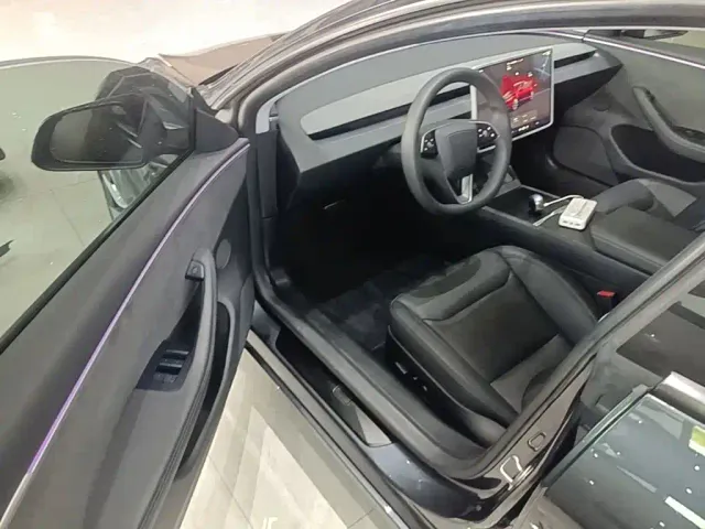 Tesla Model 3 — Фото автомобиля 15