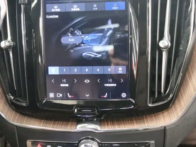 Volvo XC60 — Фото автомобиля 9