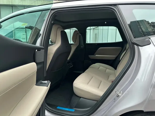Volvo XC70 Plug-in Hybrid — Фото автомобиля 9