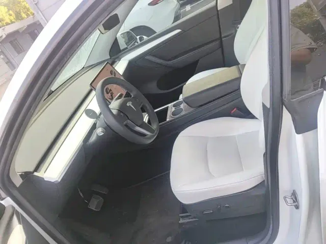 Tesla Model Y — Фото автомобиля 14