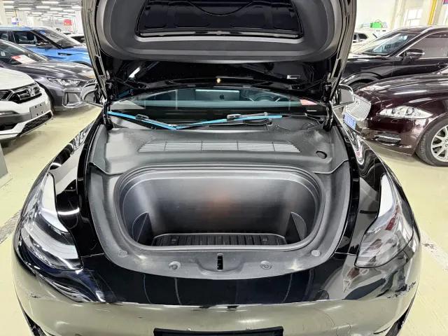Tesla Model Y — Фото автомобиля 12