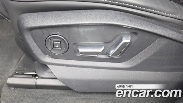 Audi Q8 55 TFSI quattro Premium — Фото автомобиля 29
