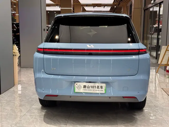 Li Auto L8 — Фото автомобиля 9