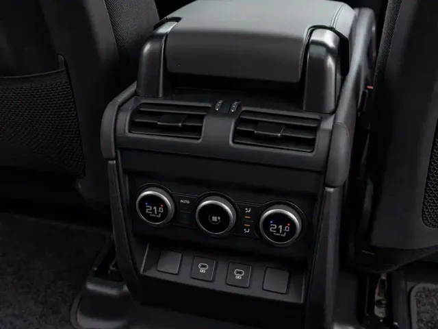 Land Rover Defender — Фото автомобиля 21