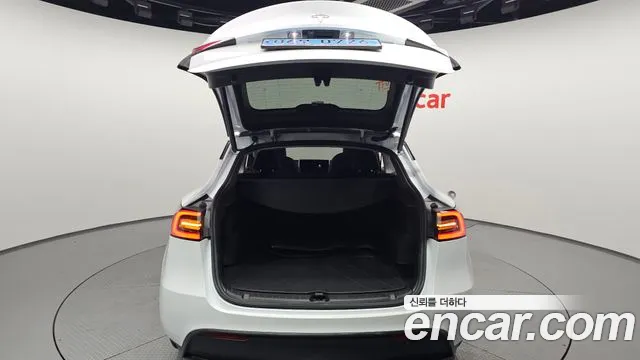 Tesla Model Y — Фото автомобиля 26