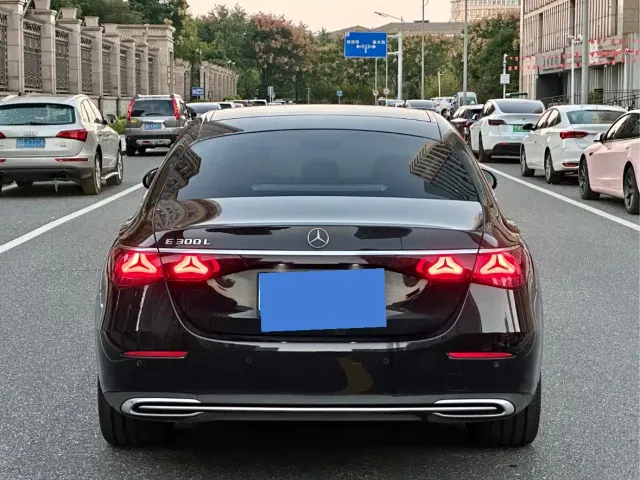 Mercedes-Benz E-Class — Фото автомобиля 6