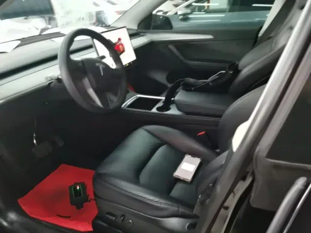 Tesla Model Y — Фото автомобиля 14