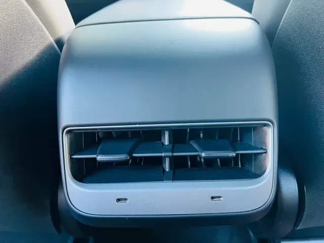 Tesla Model Y — Фото автомобиля 16