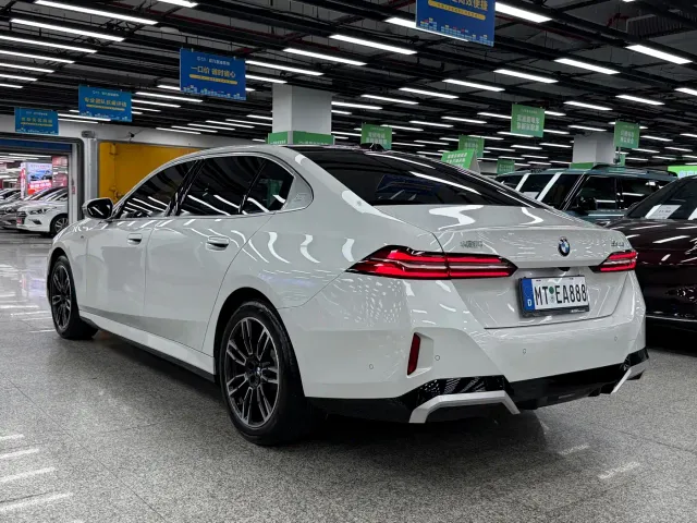 BMW 5 Series — Фото автомобиля 5