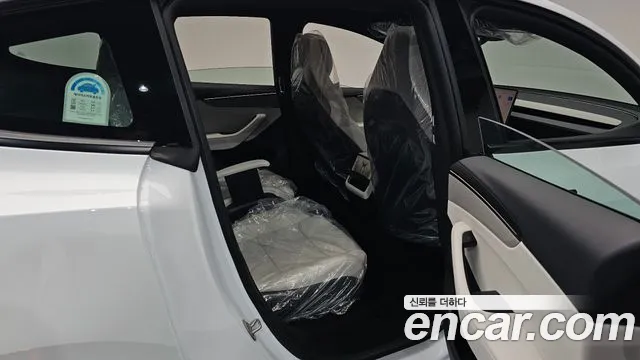 Tesla Model Y — Фото автомобиля 11