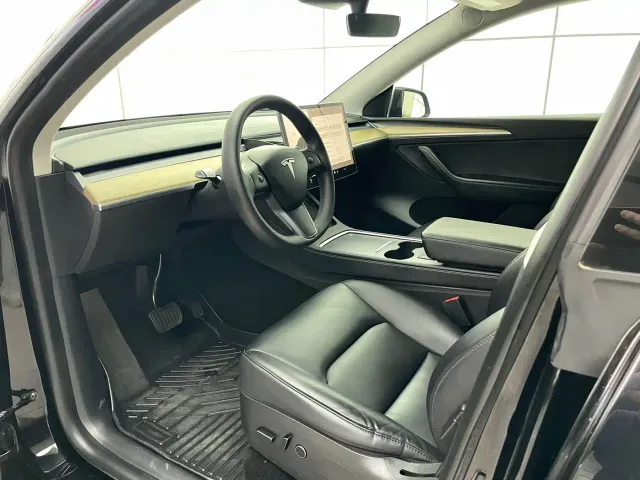 Tesla Model Y 2021 Standard Range Rear-Wheel Drive — Фото автомобиля 5