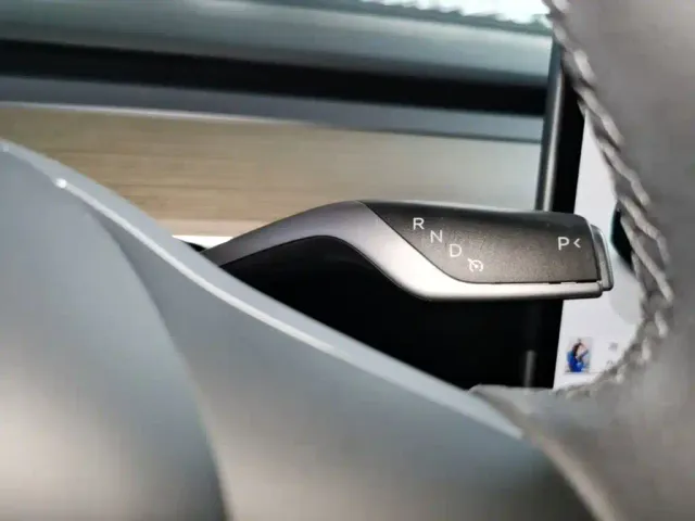 Tesla Model Y — Фото автомобиля 13