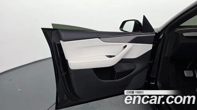 Tesla Model Y — Фото автомобиля 23