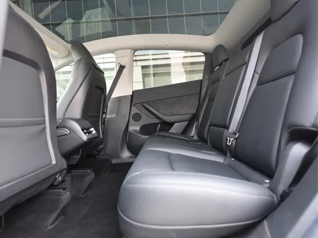 Tesla Model Y — Фото автомобиля 12