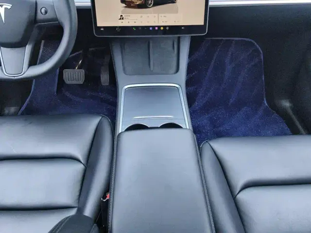 Tesla Model Y — Фото автомобиля 16