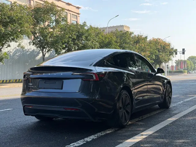 Tesla Model 3 — Фото автомобиля 12