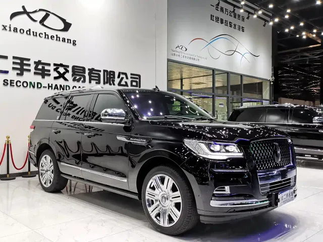 Lincoln Navigator — Фото автомобиля 2