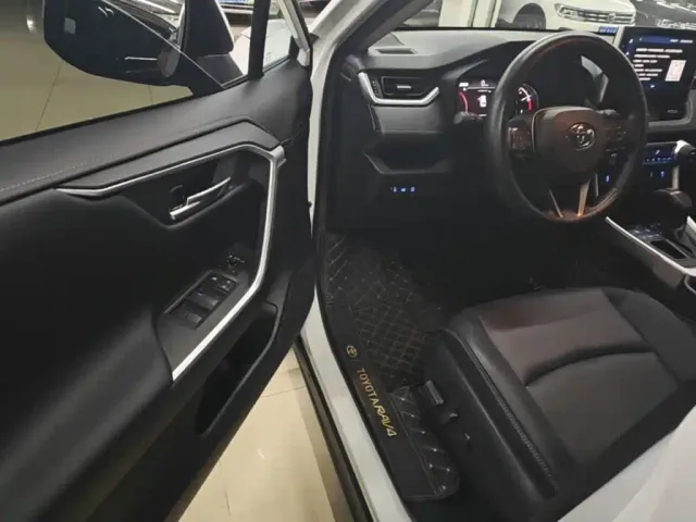 Toyota RAV4 — Фото автомобиля 15