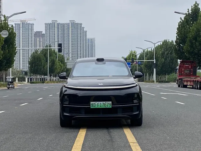 Li Auto L8 — Фото автомобиля 2
