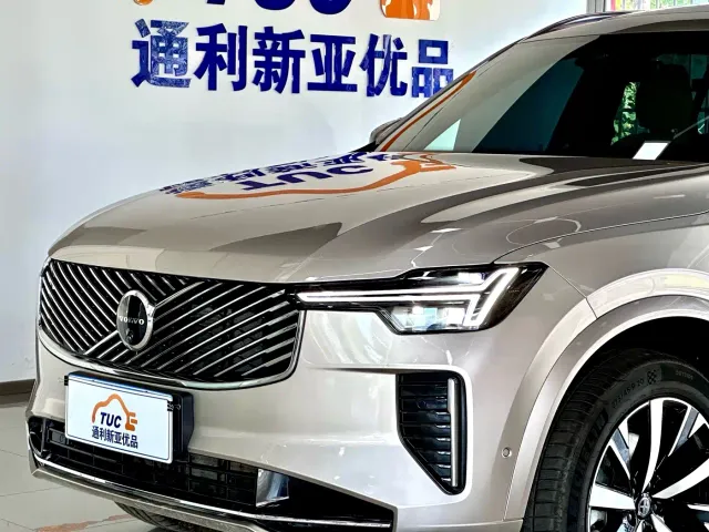 Volvo XC90 — Фото автомобиля 3