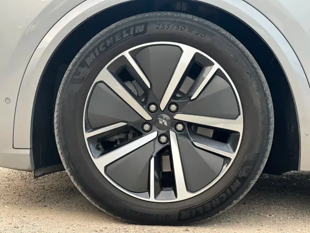 Li Auto L8 — Фото автомобиля 6