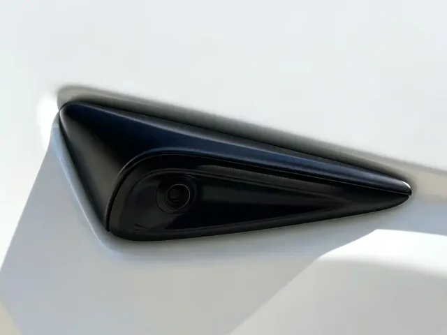 Tesla Model Y — Фото автомобиля 11