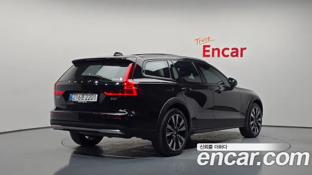 Volvo V60 Cross Country 2nd Gen — Фото автомобиля 2